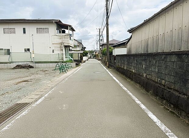 【2号棟】2号棟 前面道路含む現地写真