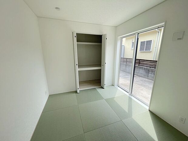 \暮らしにゆとりをもたらす和の空間/
客間や寝室、お子さまの遊び場、在宅ワークにも活躍する万能な和室。落ち着きある空間として使いやすく、暮らしの幅を広げてくれます。