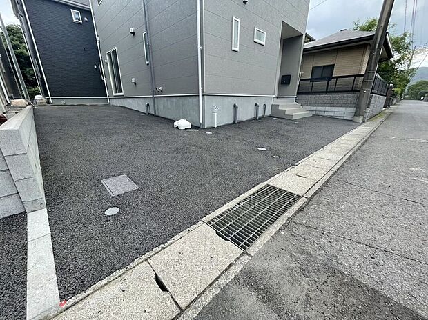 ＼駐車2台可能のゆとりスペース／
ご夫婦それぞれのお車や来客時にも安心の広さ。毎日の通勤やお出かけも快適にこなせる、使い勝手の良い駐車場です。
