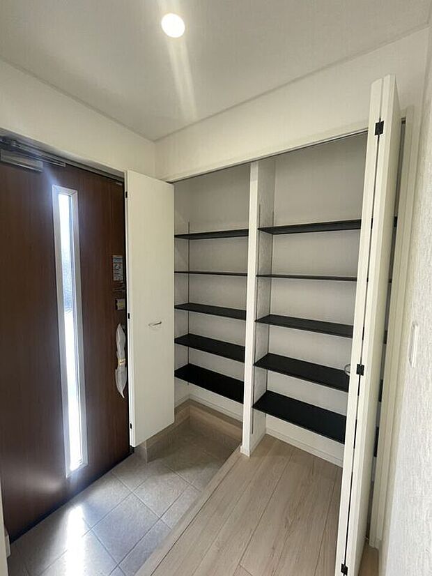 【＼すっきり片付く玄関収納／】たっぷり収納できるシューズクローク付きで、家族分の靴もきれいに整理。玄関まわりをいつでも整った印象に保てます。