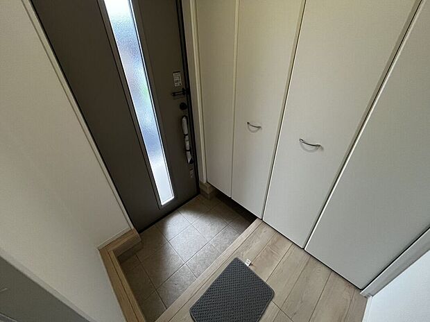【＼住まいの第一印象を彩る玄関／】ゆとりある空間設計で、家族の「いってきます」と「ただいま」を心地よく迎えます。収納力も備え、すっきりとした玄関を保てます。