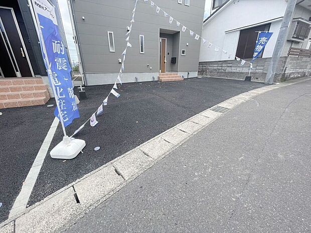 【＼ゆとりの駐車スペース3台分／】ご家族それぞれの車はもちろん、来客時も安心の広さ。日々の通勤やお出かけもスムーズな、使い勝手の良い駐車場です。
