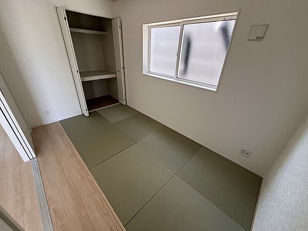 【＼暮らしにゆとりをもたらす和の空間／】客間や寝室、お子さまの遊び場、在宅ワークにも活躍する万能な和室。落ち着きある空間として使いやすく、暮らしの幅を広げてくれます。