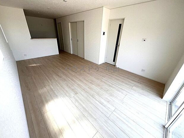 【＼光と風が心地よく巡るリビング／】家族が自然と顔を合わせる開放的な空間設計。ゆとりある広さで家具の配置もしやすく、毎日を快適に過ごせます。