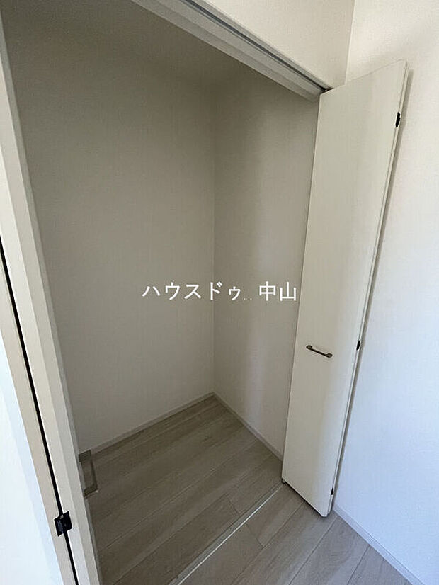 【＼各部屋に収納を確保／】全居室に収納スペース付きで、衣類や学用品もすっきり整理。お部屋を広く使える、暮らしやすさに配慮した住まいです。