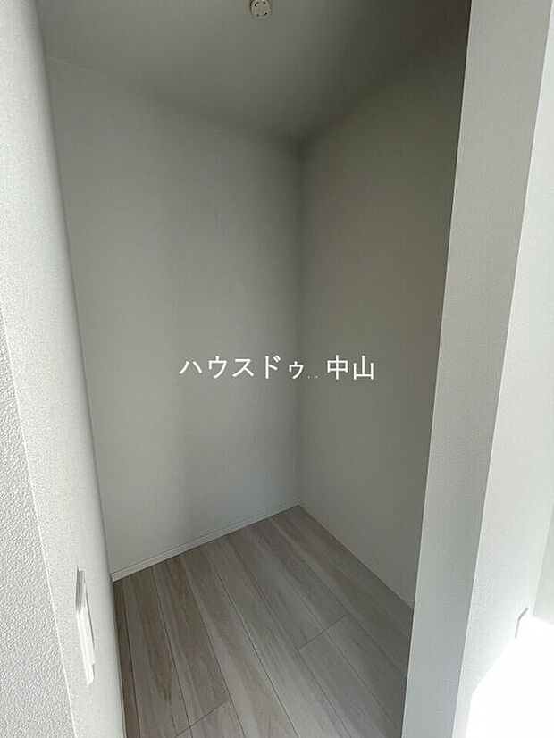 【＼たっぷり収納できるウォークインクローゼット／】衣類や季節物もすっきり収まる大容量設計。整理整頓がしやすく、毎日のコーディネートも快適に楽しめます。