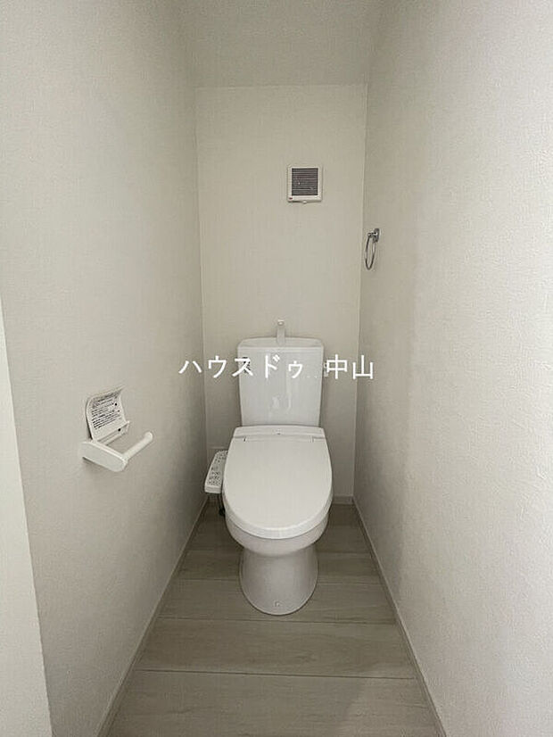 【＼2階にも快適なトイレ空間／】忙しい朝でも混み合いにくく、使いやすい設計。清潔感のある空間で、家族みんなの毎日を快適にサポートします。