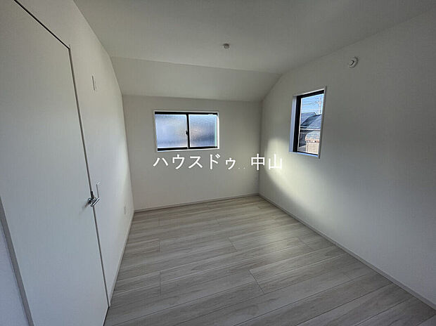【＼暮らしにフィットする2階洋室4.5帖／】プライベート空間としてゆったり使える一室。ベッドやデスクも置きやすい間取りで、将来の使い方にも柔軟に対応できます。