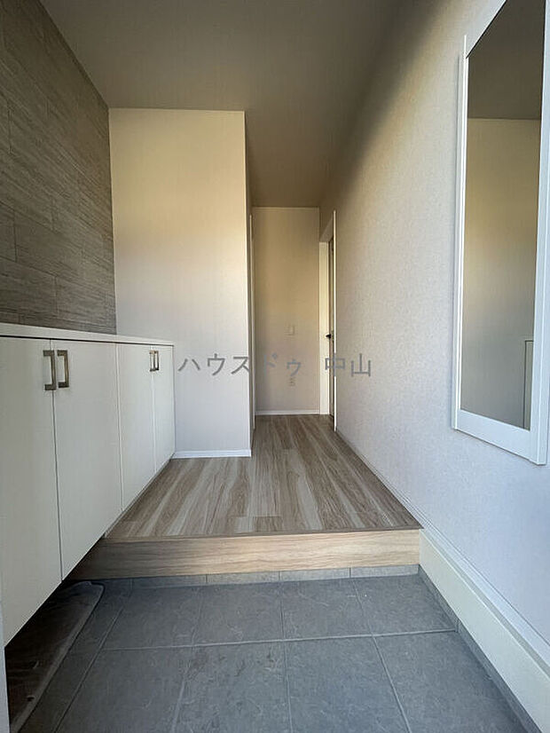 【＼住まいの第一印象を彩る玄関／】ゆとりある空間設計で、家族の「いってきます」と「ただいま」を心地よく迎えます。収納力も備え、すっきりとした玄関を保てます。