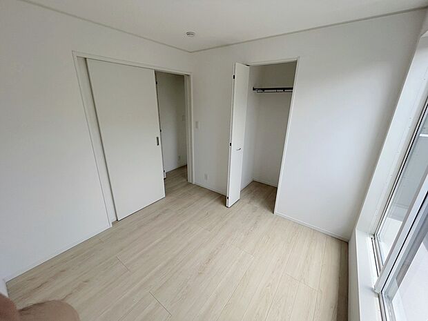 【＼多用途に使える2階洋室／】子ども部屋や書斎、趣味の空間としても活躍。採光にも配慮された明るい室内で、ライフスタイルに合わせて柔軟に使えます。
