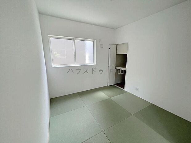 【＼暮らしにゆとりをもたらす和の空間／】客間や寝室、お子さまの遊び場、在宅ワークにも活躍する万能な和室。落ち着きある空間として使いやすく、暮らしの幅を広げてくれます。
