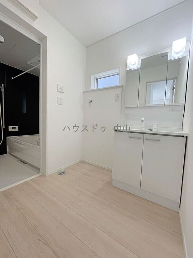 【＼清潔感あふれる洗面空間／】ゆとりある洗面室は、朝の身支度もスムーズ。収納もしっかり確保され、毎日を快適にサポートする使い勝手の良い空間です。
