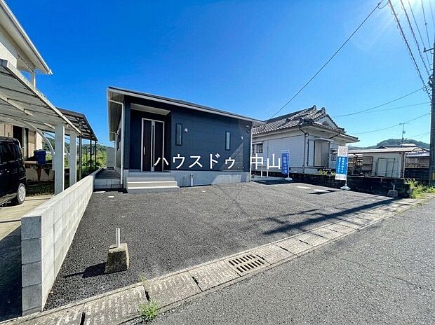 【＼ゆとりの駐車スペース4台分／】ご家族それぞれの車はもちろん、来客時も安心の広さ。日々の通勤やお出かけもスムーズな、使い勝手の良い駐車場です。
