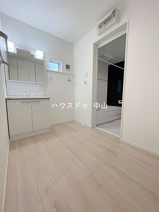 【＼清潔感あふれる洗面空間／】ゆとりある洗面室は、朝の身支度もスムーズ。収納もしっかり確保され、毎日を快適にサポートする使い勝手の良い空間です。