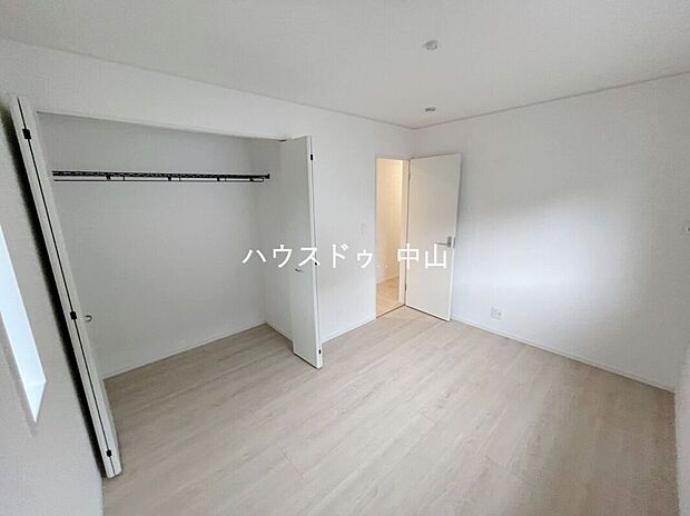 【＼心安らぐ主寝室／】ゆとりある広さで、ベッドや家具の配置も自在。落ち着いた空間設計が、一日の疲れをやさしく癒し、上質な眠りへと導きます。