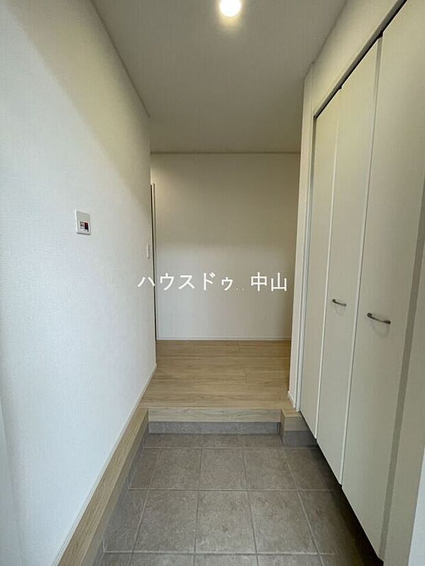 【＼住まいの第一印象を彩る玄関／】ゆとりある空間設計で、家族の「いってきます」と「ただいま」を心地よく迎えます。収納力も備え、すっきりとした玄関を保てます。
