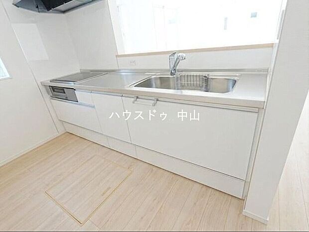 【＼家族との会話が弾むキッチン／】リビングを見渡せる開放的な設計で、料理中も安心。収納力も備え、毎日の家事が快適になる使いやすい空間です。
