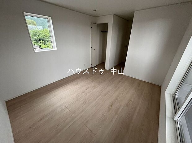 【＼心安らぐ主寝室／】ゆとりある広さで、ベッドや家具の配置も自在。落ち着いた空間設計が、一日の疲れをやさしく癒し、上質な眠りへと導きます。
