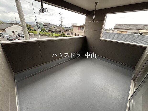 【 ＼開放感あふれるバルコニー／】陽当たりの良いスペースで洗濯物も快適に乾燥。ちょっとした気分転換やガーデニングも楽しめる、暮らしにゆとりを添える空間です
