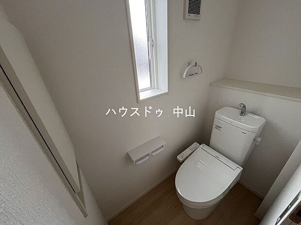 【＼清潔感あふれる洗浄便座付きトイレ／】1階に配置された使いやすい設計。快適な機能性と落ち着いた空間で、毎日の暮らしをさりげなく支えます。
