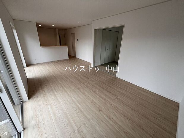 【＼光と風が心地よく巡るリビング／】家族が自然と顔を合わせる開放的な空間設計。ゆとりある広さで家具の配置もしやすく、毎日を快適に過ごせます。
