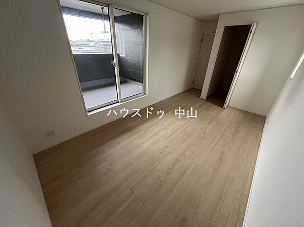 【＼心安らぐ主寝室／】ゆとりある広さで、ベッドや家具の配置も自在。落ち着いた空間設計が、一日の疲れをやさしく癒し、上質な眠りへと導きます。
