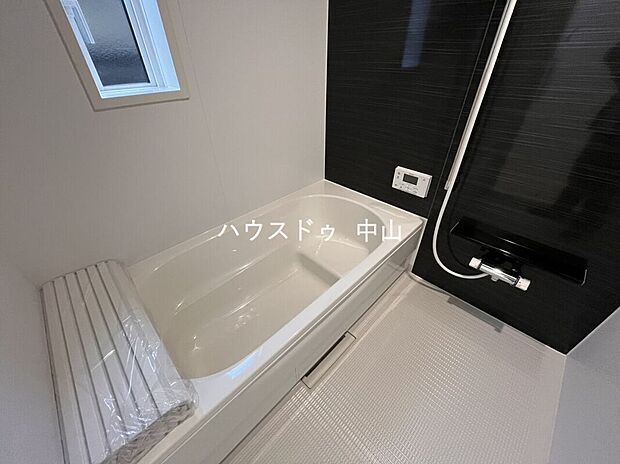 【＼一日の疲れを癒すバスルーム／】ゆったりとくつろげる浴室空間。清潔感のあるデザインと快適な設備で、毎日のバスタイムを心地よいひとときに。
