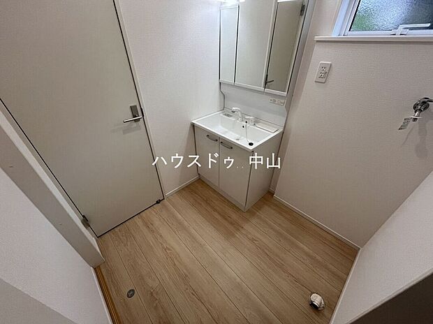 【＼清潔感あふれる洗面空間／】ゆとりある洗面室は、朝の身支度もスムーズ。収納もしっかり確保され、毎日を快適にサポートする使い勝手の良い空間です。
