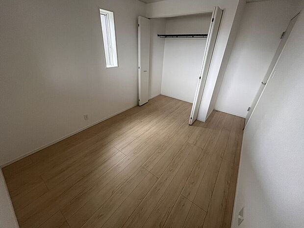 【＼多用途に使える2階洋室／】子ども部屋や書斎、趣味の空間としても活躍。採光にも配慮された明るい室内で、ライフスタイルに合わせて柔軟に使えます。
