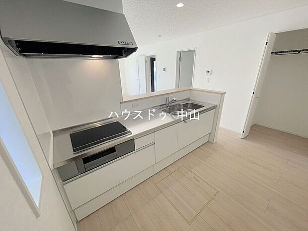 【＼家族との会話が弾むキッチン／】リビングを見渡せる開放的な設計で、料理中も安心。収納力も備え、毎日の家事が快適になる使いやすい空間です。
