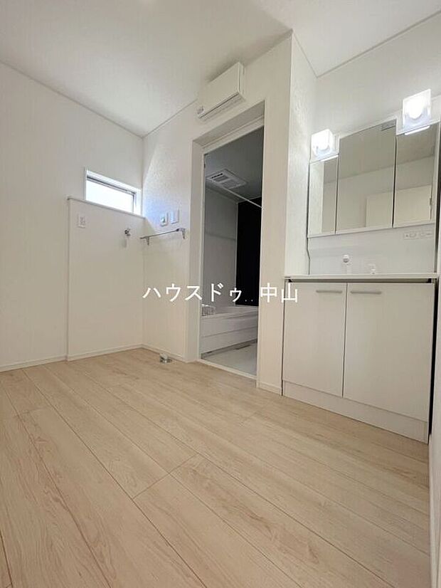 【＼清潔感あふれる洗面空間／】ゆとりある洗面室は、朝の身支度もスムーズ。収納もしっかり確保され、毎日を快適にサポートする使い勝手の良い空間です。

