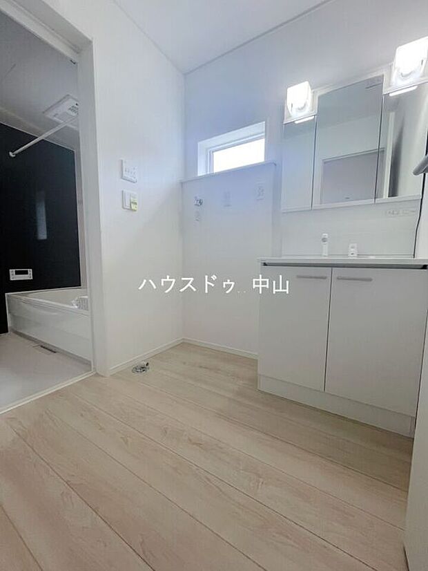【\清潔感あふれる洗面空間/】ゆとりある洗面室は、朝の身支度もスムーズ。収納もしっかり確保され、毎日を快適にサポートする使い勝手の良い空間です。