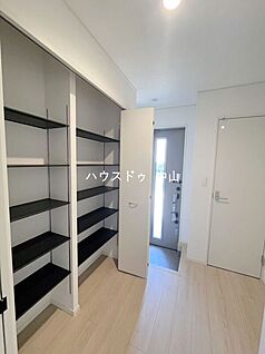 ＼すっきり片付く玄関収納／