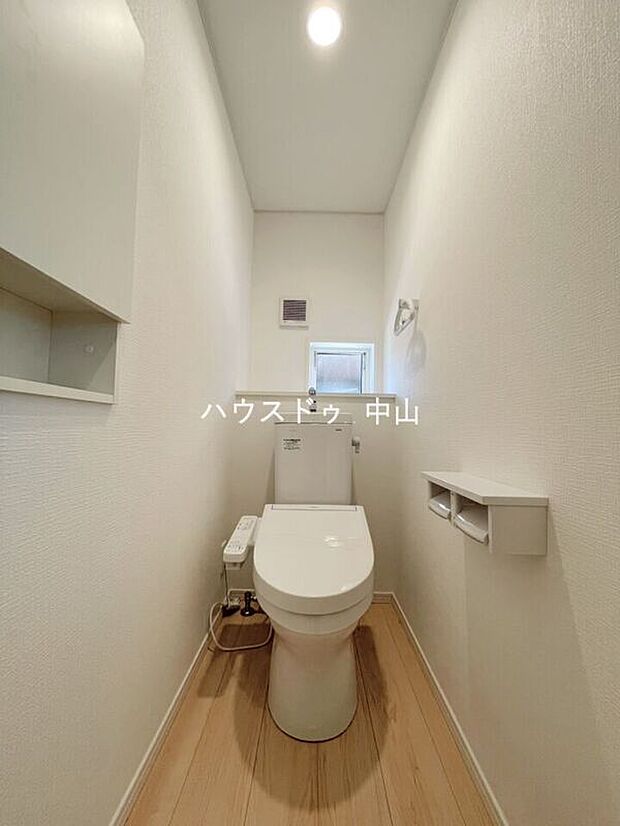 【\2階にも快適な洗浄便座付きトイレ/】朝の忙しい時間帯も混み合いにくく、使い勝手の良い設計。清潔感のある空間で、毎日の暮らしをより快適に支えます。