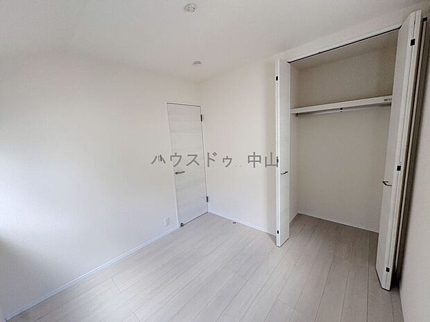 【\多用途に使える2階洋室/】子ども部屋や書斎、趣味の空間としても活躍。採光にも配慮された明るい室内で、ライフスタイルに合わせて柔軟に使えます。