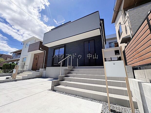 【\堂々とした佇まいの新築戸建/】洗練された外観デザインが街並みに映える一邸。住まうご家族の誇りとなる、美しさと安心感を兼ね備えた住まいです。