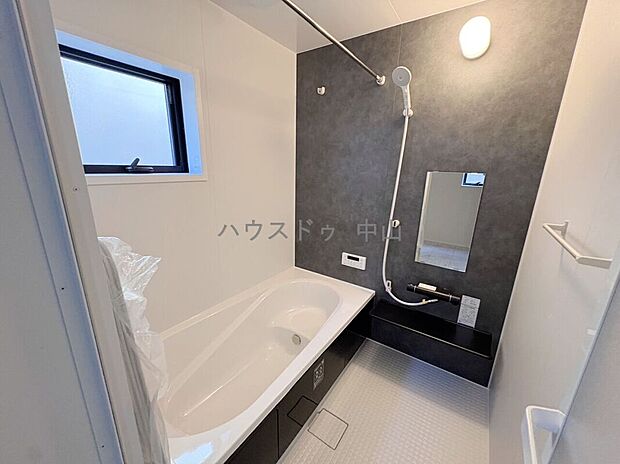 【\一日の疲れを癒すバスルーム/】ゆったりとくつろげる浴室空間。清潔感のあるデザインと快適な設備で、毎日のバスタイムを心地よいひとときに。