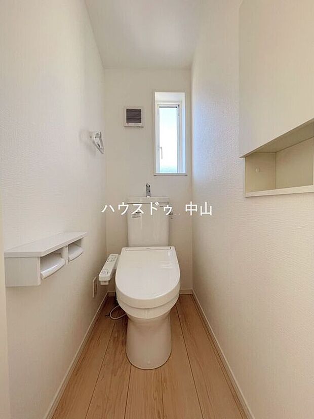【\2階にも快適な洗浄便座付きトイレ/】朝の忙しい時間帯も混み合いにくく、使い勝手の良い設計。清潔感のある空間で、毎日の暮らしをより快適に支えます。