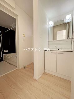 ＼清潔感あふれる洗面空間／