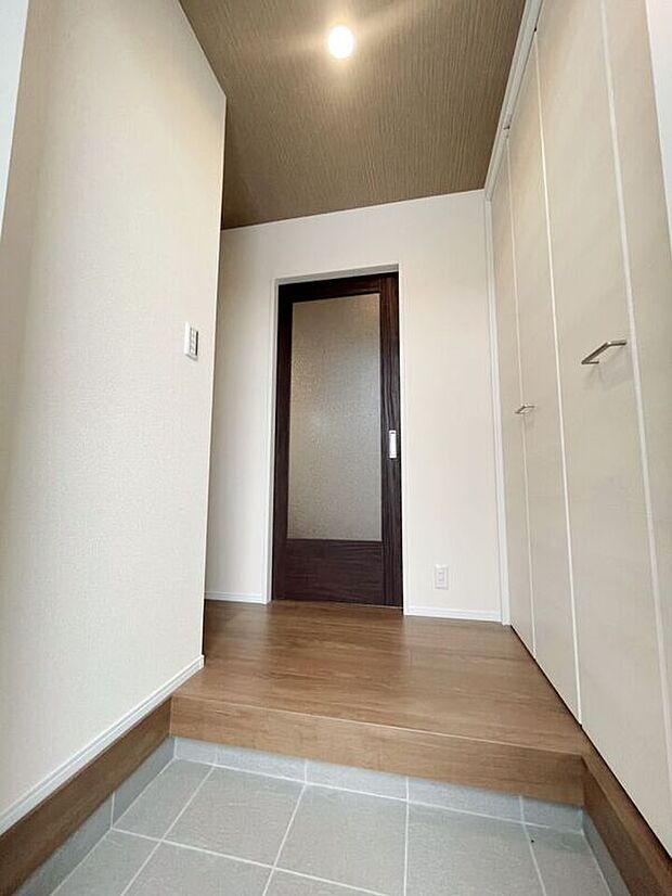 【\住まいの第一印象を彩る玄関/】ゆとりある空間設計で、家族の「いってきます」と「ただいま」を心地よく迎えます。収納力も備え、すっきりとした玄関を保てます。