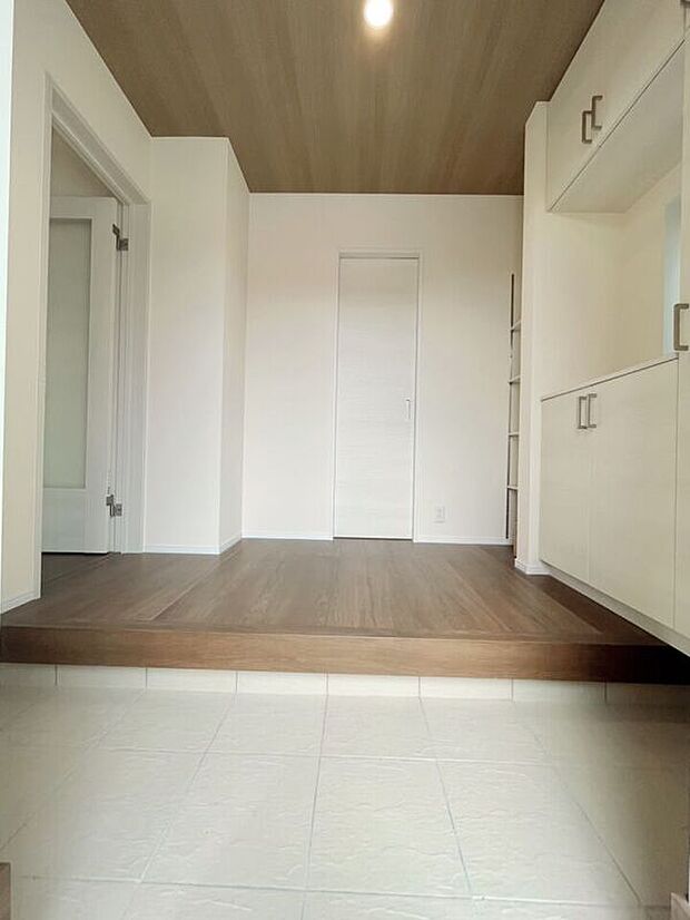 【\住まいの第一印象を彩る玄関/】ゆとりある空間設計で、家族の「いってきます」と「ただいま」を心地よく迎えます。収納力も備え、すっきりとした玄関を保てます。