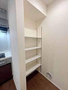 ＼使い勝手の良いキッチン横収納／