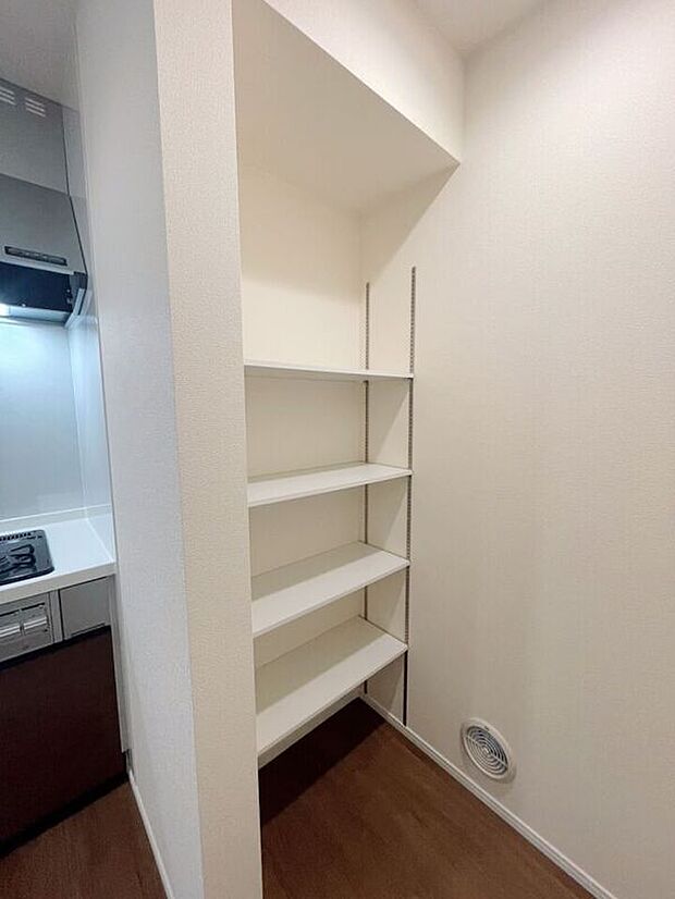 【\使い勝手の良いキッチン横収納/】食品や日用品のストックもすっきり整理できる便利な収納スペース。家事動線に配慮された設計で、毎日の料理がより快適に。