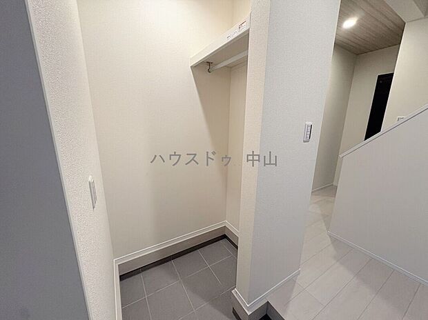 【＼すっきり片付く玄関収納／】たっぷり収納できるシューズクローク付きで、家族分の靴もきれいに整理。玄関まわりをいつでも整った印象に保てます。