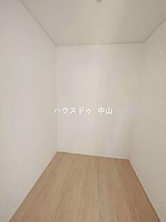 ＼たっぷり収納できるウォークインクローゼット／