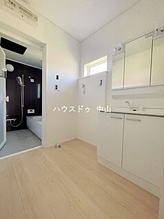 ＼清潔感あふれる洗面空間／
