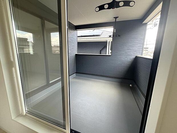 屋根付きのバルコニーなので、急な雨にも慌てず洗濯物を取り込むことができます！