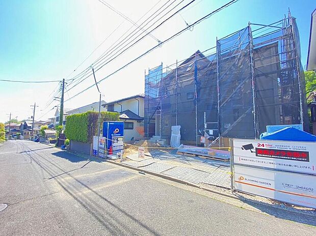 【現地外観写真】
一戸建ての大きなメリットは、「自分の土地」を自由に使えること。好きなペットが飼えるほか、ガーデニングやＤＩＹ、車やバイクの手入れなど様々な趣味を楽しめます♪