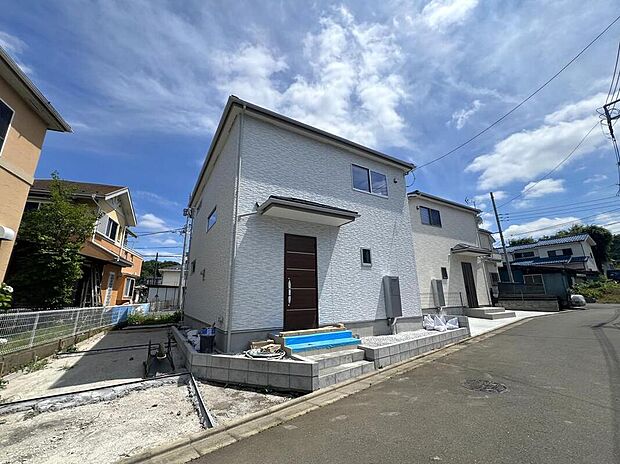 一戸建ての大きなメリットは、「自分の土地」を自由に使えること。好きなペットが飼えるほか、ガーデニングやＤＩＹ、車やバイクの手入れなど様々な趣味を楽しめます♪