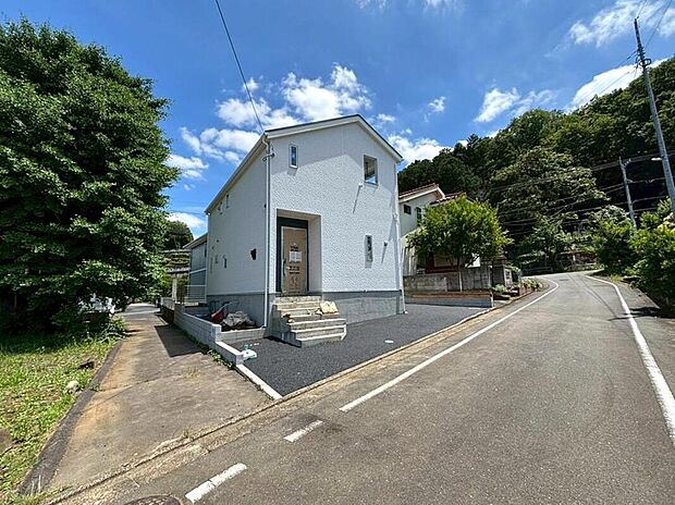 住人以外の車の進入も少なく、小さなお子様を持つご家庭にも安心。カースペースを広く確保したので、愛車のお手入れもしやすくなっております。資料送付・ご見学即対応！お気軽にお問い合わせください！